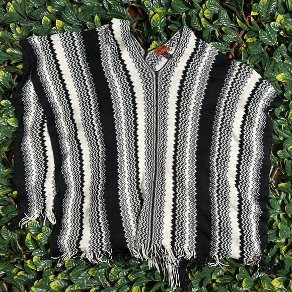 MISSONI Made in Italy Black White Fringe Chevron Poncho One Size - Picture 1 of 3